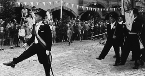 Hauptmann Bruno Wagener-Köhler beim Parademarsch