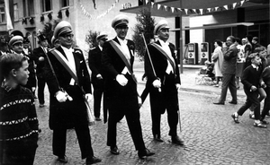 Der neue König (Dr. Herbert Hitzemann) wird von seiner Kompanie nach Hause gebracht. Links: Oberleutnant Heinrich Brandt. Rechts: Leutnant Wolfgang Siewing.